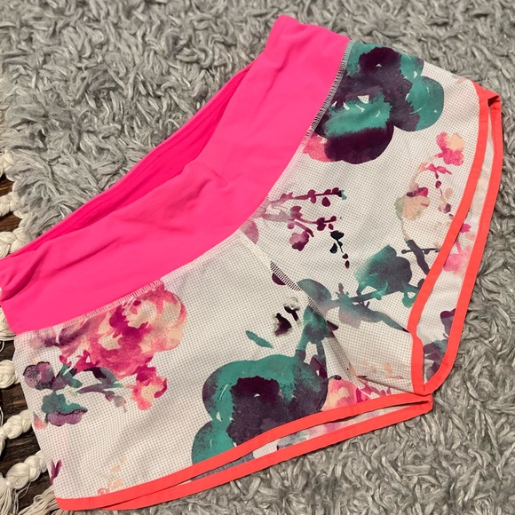 LILULEMON Turbo Run Short
Blurred Blossoms White - Picture 2 of 4